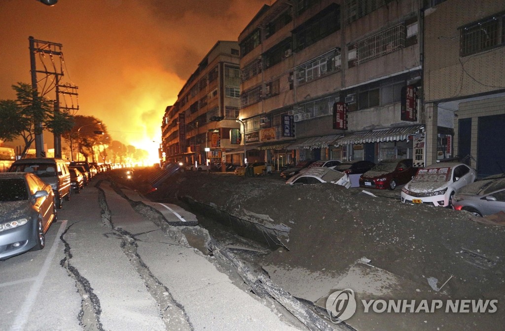 대만 남부 가오슝에서 가스 누출사고 이후 불길이 치솟는 모습. (AP=연합뉴스)