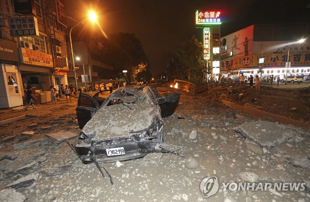 대만 남부 가오슝에서 연쇄 가스폭발 사고 이후 차량이 파손된 모습. (AP=연합뉴스)