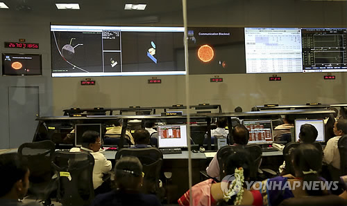 24일 인도 방갈로르 인도우주개발기구(ISRO)에서 과학자들이 화성탐사선 망갈리안의 위치와 상태를 보여주는 화면을 보고 있다.(AP=연합뉴스)
