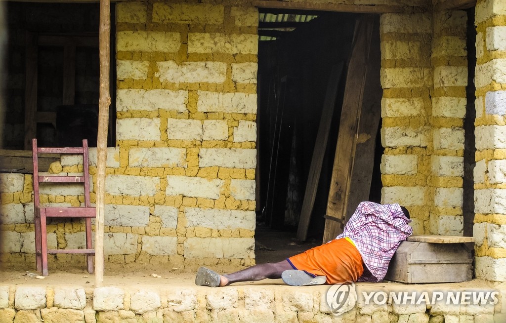21일(현지시간) 시에라리온의 한 마을에서 에볼라에 감염된 주민이 바닥에 쓰러져 있다. (AP=연합뉴스)