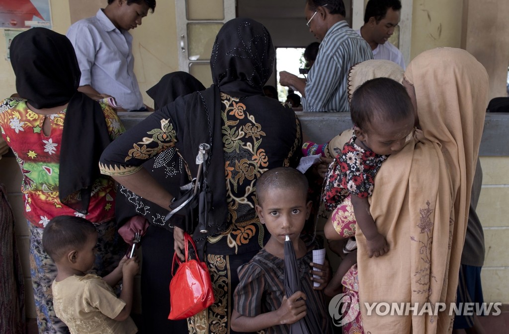 로힝야족 난민이 미얀마 라카인주의 한 마을 진료소에서 약을 받기 위해 모여있는 모습(AP=연합뉴스 DB)