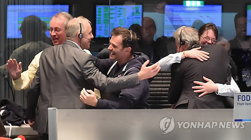유럽 탐사선 로제타호의 탐사 로봇 필레가 혜성에 성공적으로 착륙하자 유럽우주국 관계자들이 기뻐하고 있다. (AP=연합뉴스)
