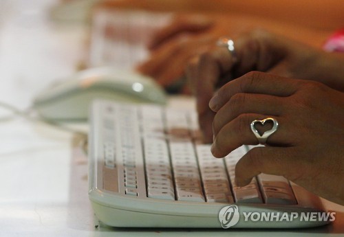 인터넷을 쓰려고 키보드를 치는 이용자(자료)