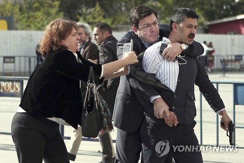 터키정부 무기 밀매 의혹 보도한 기자에 총격