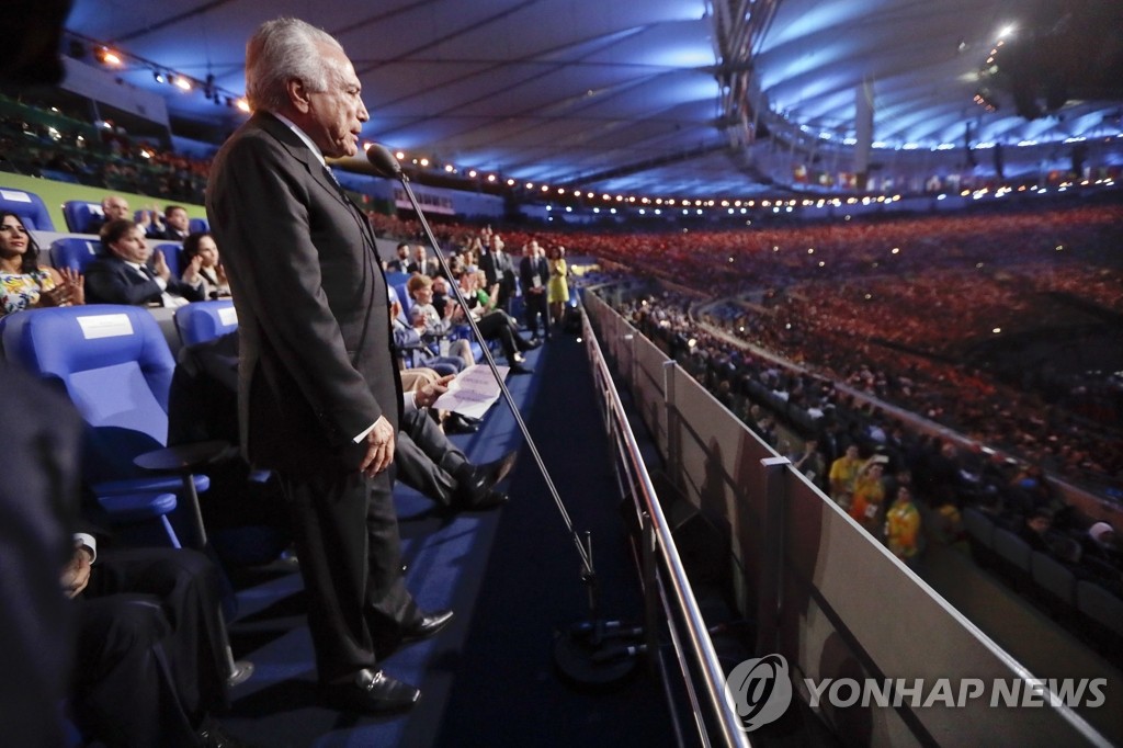 브라질의 미셰우 테메르 대통령 권한대행이 개막선언을 하고 있다.(AP=연합뉴스)