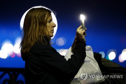 스마트폰을 조작하는 여성(자료)