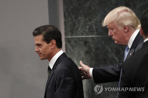 지난해 8월 멕시코에서 만난 트럼프(오른쪽)와 니에토