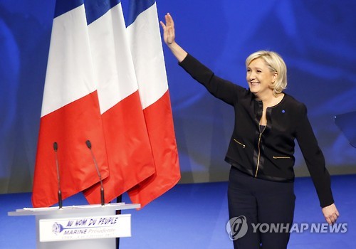 리옹에서 대선 출정연설을 하는 마린 르펜 국민전선(FN) 대표