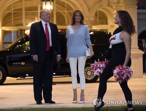 팜비치 고교 밴드를 지켜보는 美 트럼프 대통령(왼쪽)과 부인 멜라니아 여사
