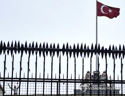 이스탄불 네덜란드 영사관에 내걸린 터키 국기 [AP=연합뉴스]