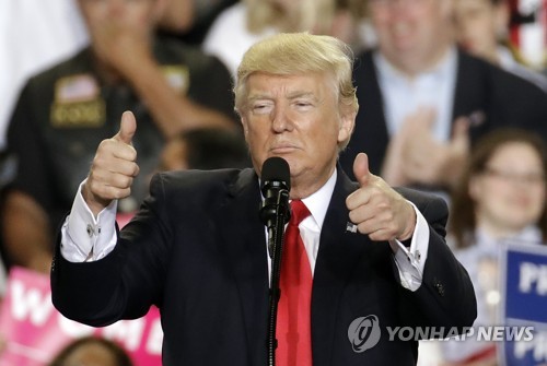 지지자들에게 엄지를 들어 보이는 트럼프 대통령