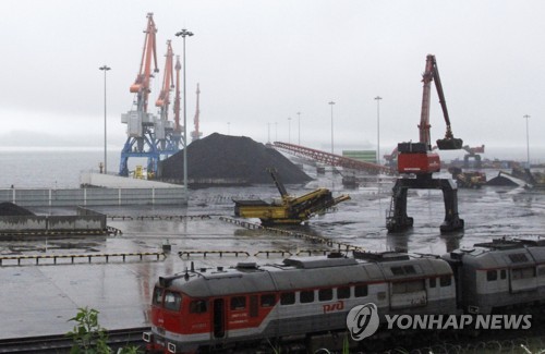 2016년 7월, 북한 라선 특구서 중국행 선박에 선적 앞둔 석탄 [AP=연합뉴스 자료사]