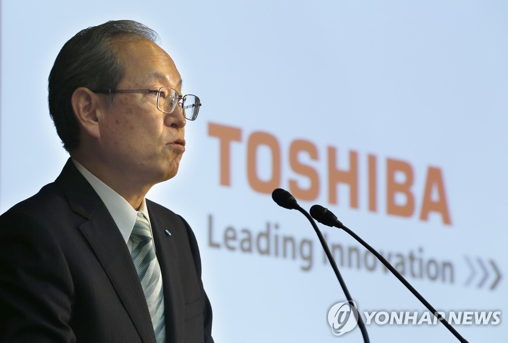 반도체 사업 매각 협상 관련 기자회견 중인 도시바 사장