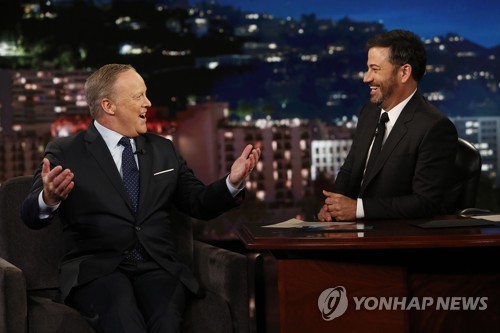 ABC방송 '지미 키멜 라이브'에 출연한 스파이서 전 백악관 대변인