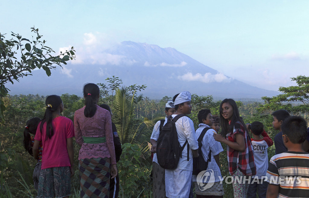 2017년 9월 20일 인도네시아 발리 섬의 아궁 화산이 분화 조짐을 보인다는 소식에 놀란 주민들이 산을 바라보고 있다. [AP=연합뉴스]