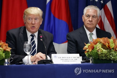 3자 정상회담 참석한 트럼프(왼쪽)