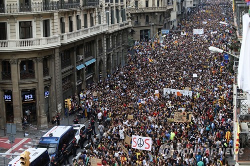 바르셀로나의 스페인 국립경찰 본부 앞에 모인 시위대