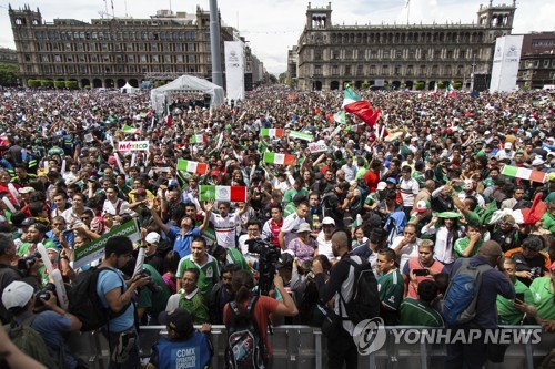 멕시코의 수도 멕시코시티의 소칼로 광장에서 응원전을 펼치는 멕시코 축구팬들.(AP=연합뉴스)