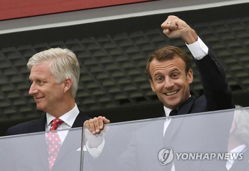 10일 프랑스-벨기에 월드컵 준결승 관전하는 마크롱 프랑스 대통령(오른쪽)과 필리프 벨기에 국왕[AP=연합뉴스] 
