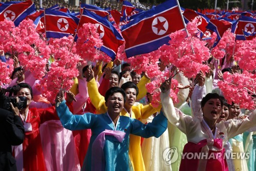 열병식 참석한 북한 시민들