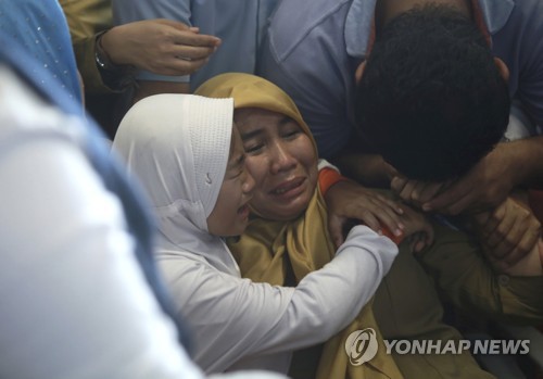 오열하는 추락 여객기 탑승자 가족들
