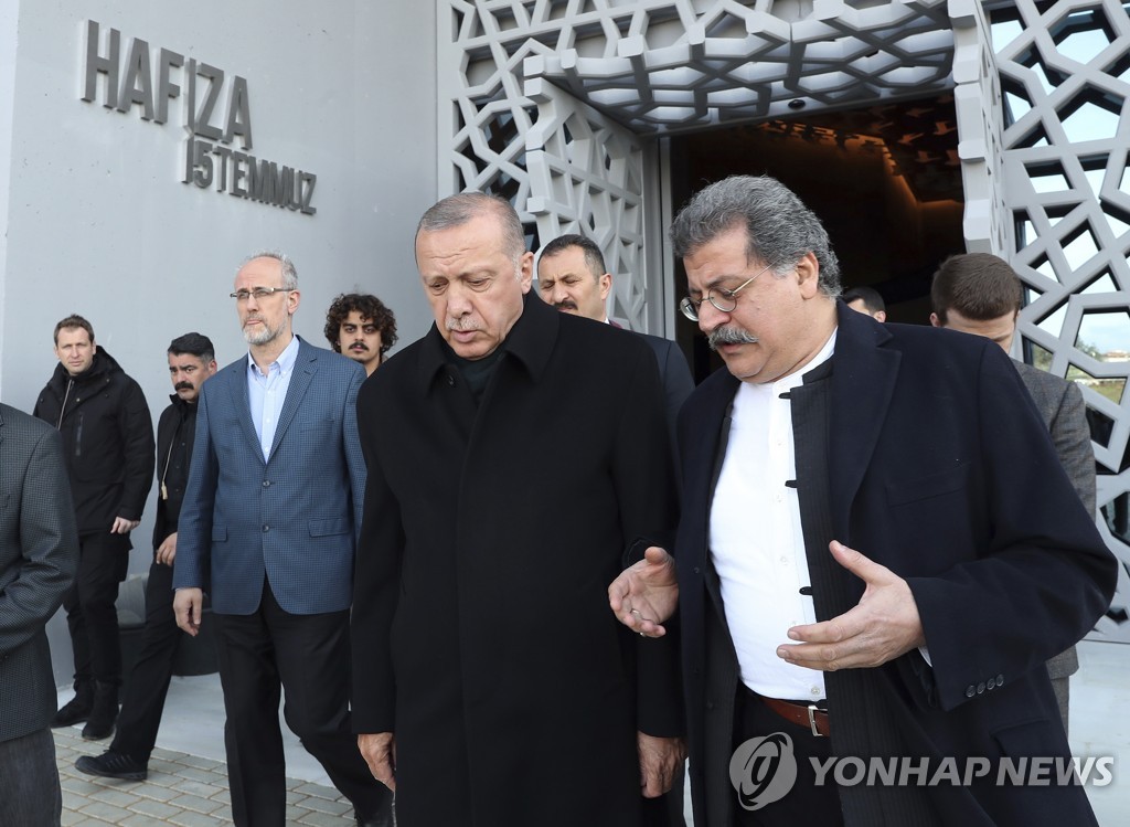 지방선거 나흘만에 첫 공개행보 나선 에르도안 터키 대통령(가운데)