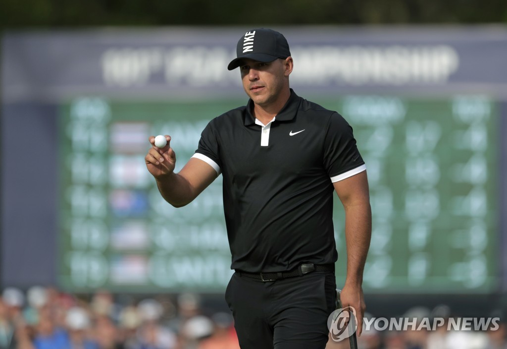 3라운드 13번 홀에서 인사하는 켑카