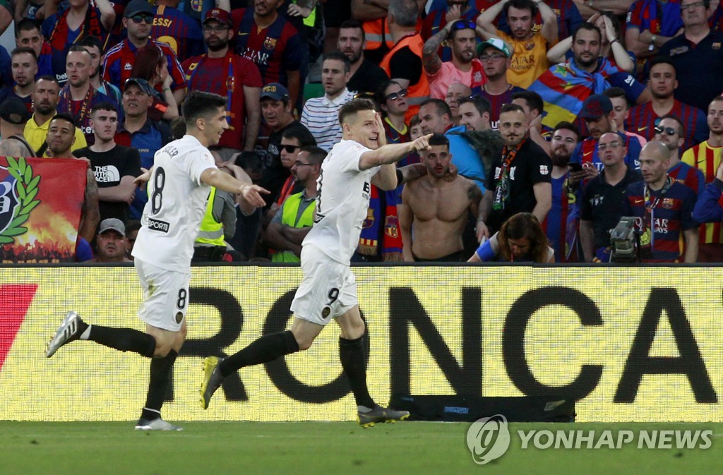 바르셀로나와 스페인 국왕컵에서 선제골을 터뜨린 발렌시아의 가메이로(오른쪽)