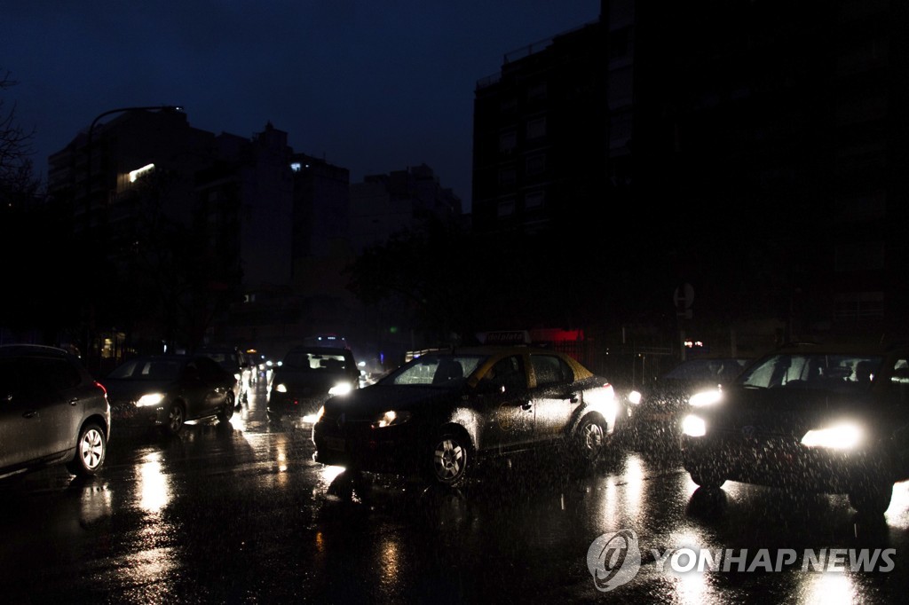 차량 불빛만 비치는 부에노스 아이레스 거리 