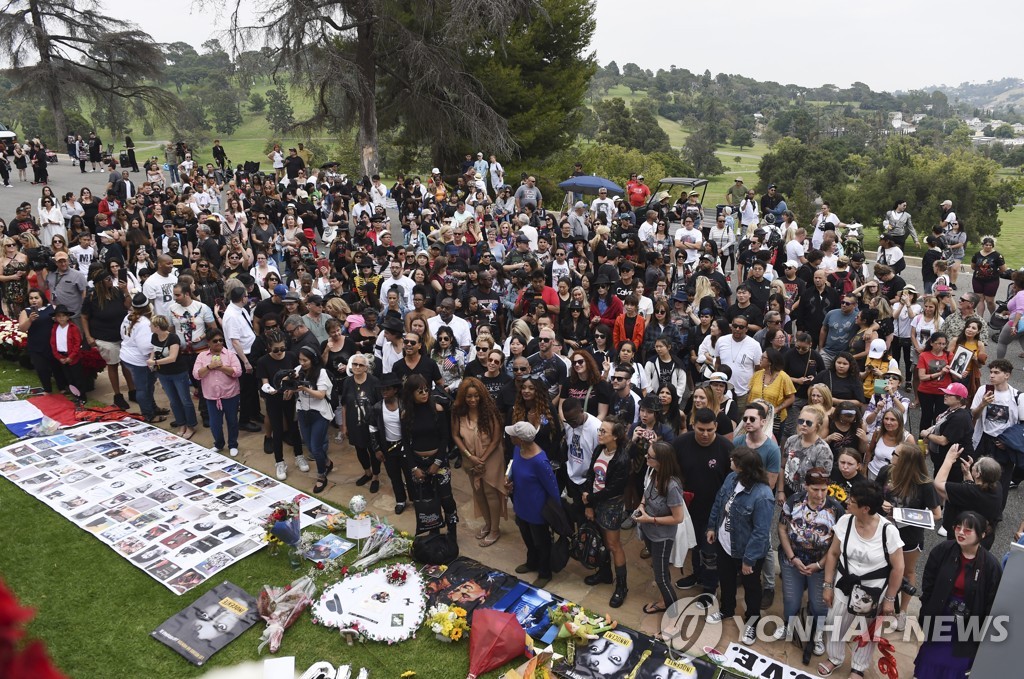 마이클 잭슨 10주기를 맞아 미국 캘리포니아 포레스트론 추모공원에 모인 팬들