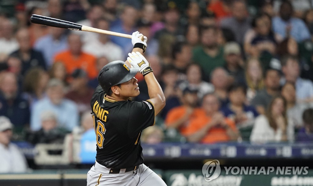 In this Associated Press file photo from June 26, 2019, Kang Jung-ho of the Pittsburgh Pirates hits a two-run home run against the Houston Astros in the top of the sixth inning of a Major League Baseball regular season game at Minute Maid Park in Houston. (Yonhap)