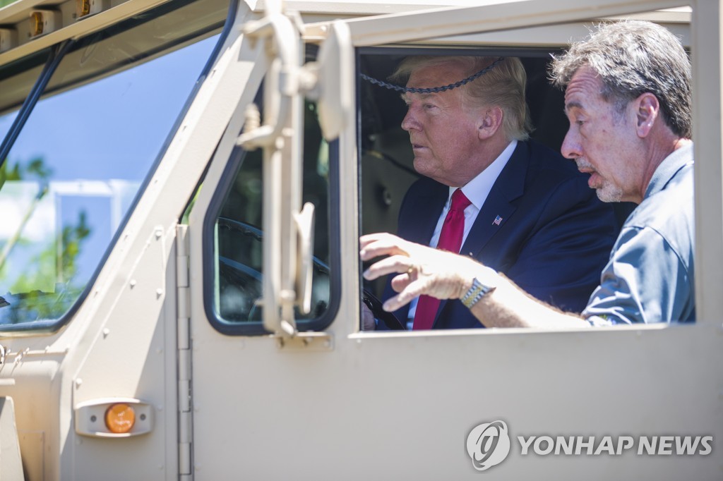 미국산 사드 운전석에 앉은 트럼프