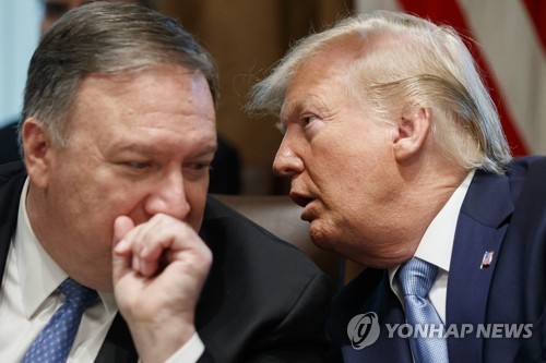 도널드 트럼프 미국 대통령(오른쪽)과 마이크 폼페이오 국무장관