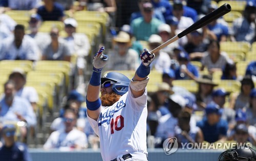 홈런 2방 터뜨린 류현진 '도우미' 터너의 호쾌한 스윙