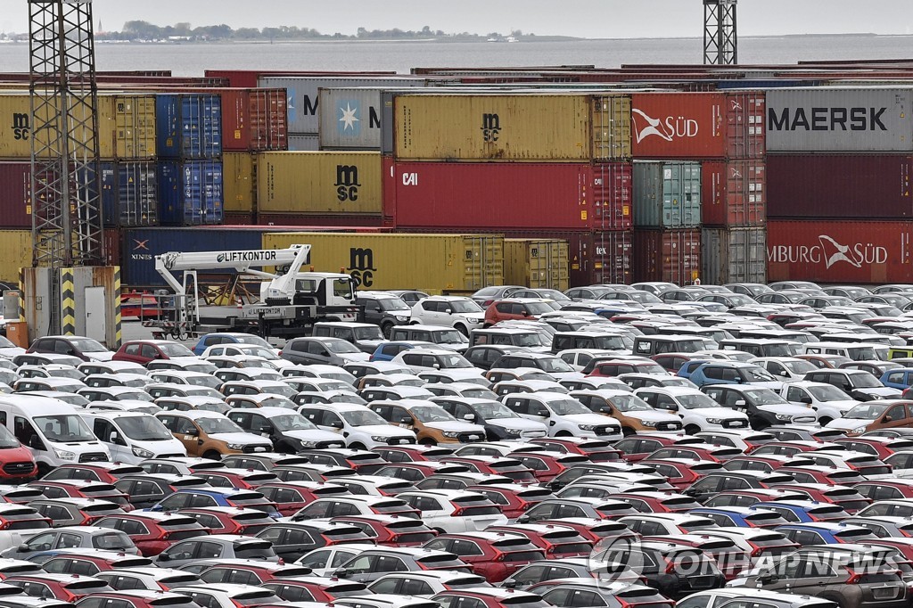 독일 항구에 있는 수출입 차량들 [AP=연합뉴스 자료사진]