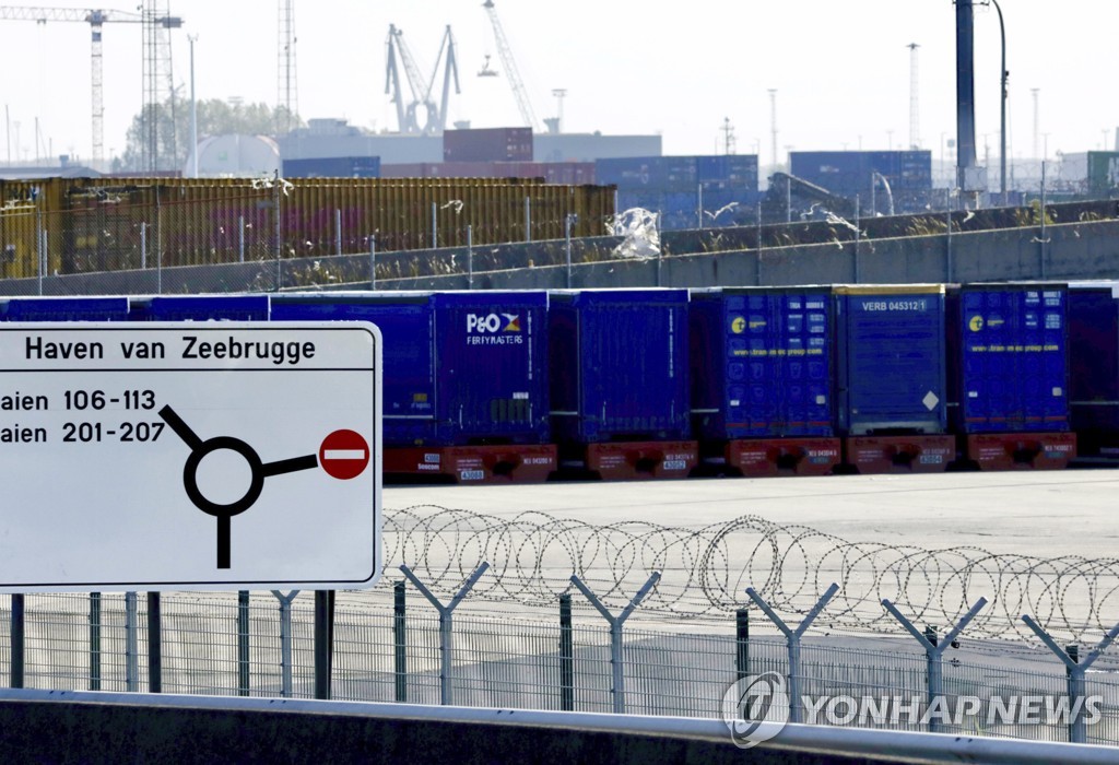  밀입국자 39명이 숨진 채 발견된 냉동 컨테이너가 선적된 벨기에 제이브뤼허항(港)의 24일 모습