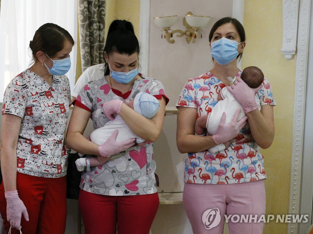 지난달 10일 우크라이나 수도 키예프의 한 병원에서 간호사들이 대리모가 출산한 신생아들을 안고 있다. [AP=연합뉴스 자료사진]