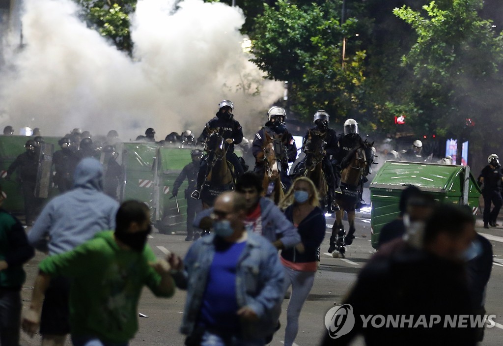 시위대 해산 시도하는 세르비아 경찰