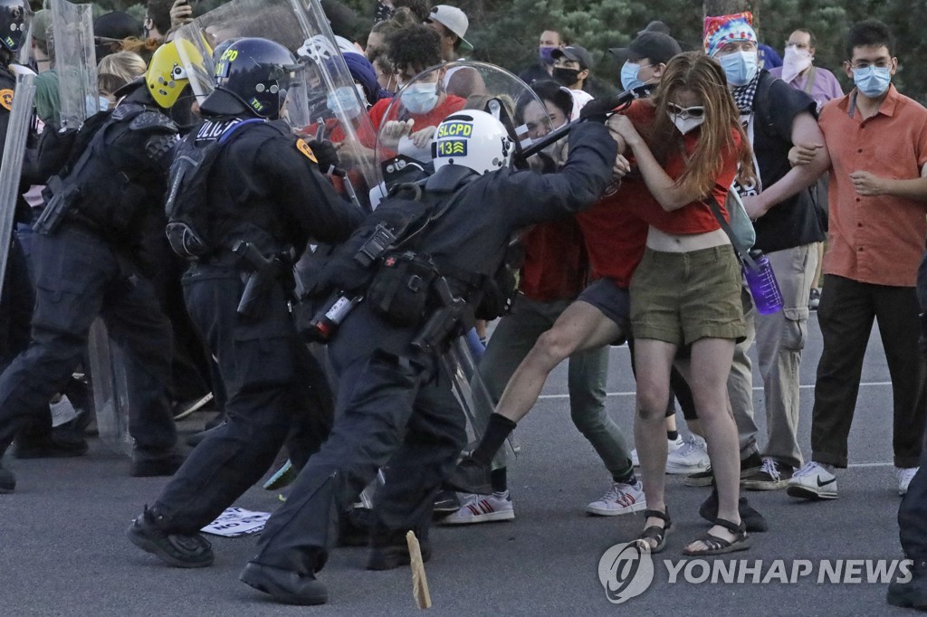 '총 쏜 경찰 무혐의' 항의 시위…미 유타주 비상사태 선포