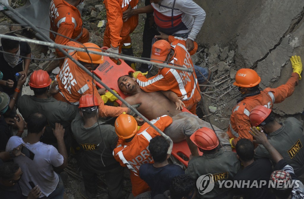 APTOPIX India Building Collapse