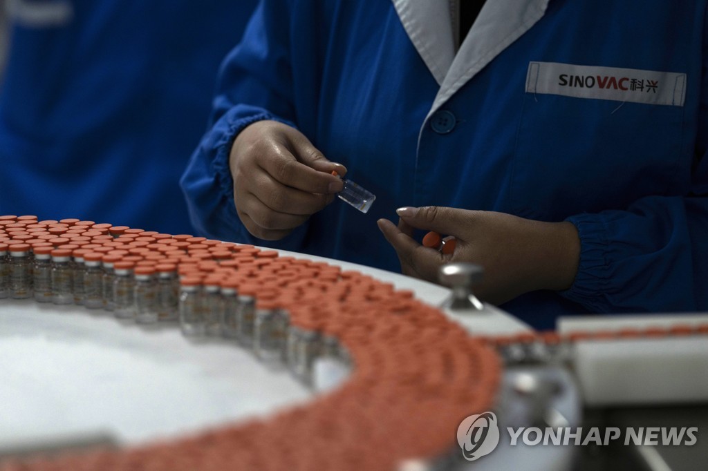 중국 시노백 공장에서 신종 코로나바이러스 감염증 백신을 점검 중인 한 직원