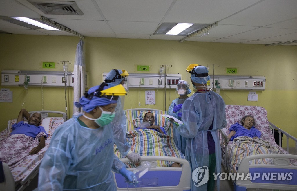 코로나19 환자 돌보는 베네수엘라 의료진