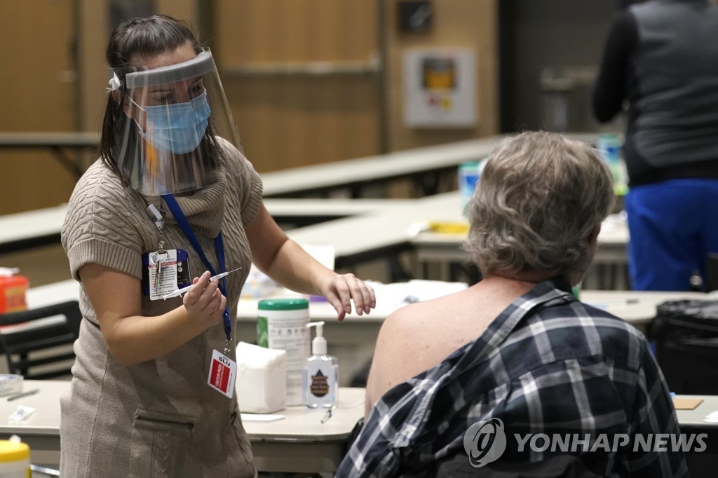아마존닷컴 시설서 코로나19 백신 접종 받는 시민들