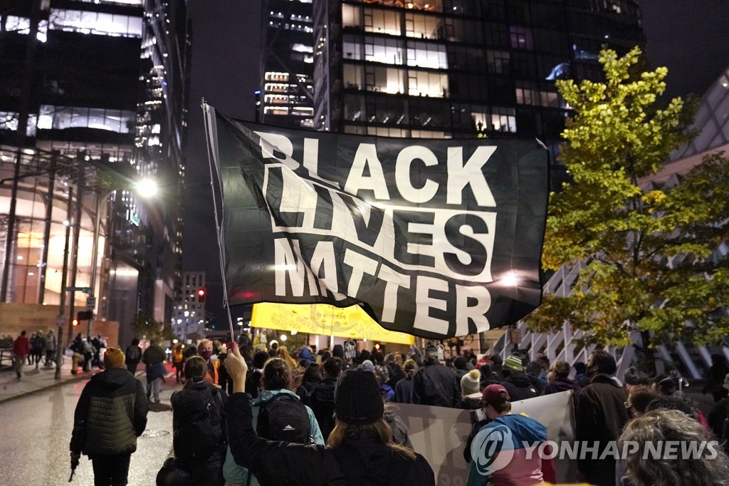 지난해 11월 미국 워싱턴주 시애틀에서 '흑인 목숨도 소중하다(BLM)' 깃발 들고 행진하는 시민들
