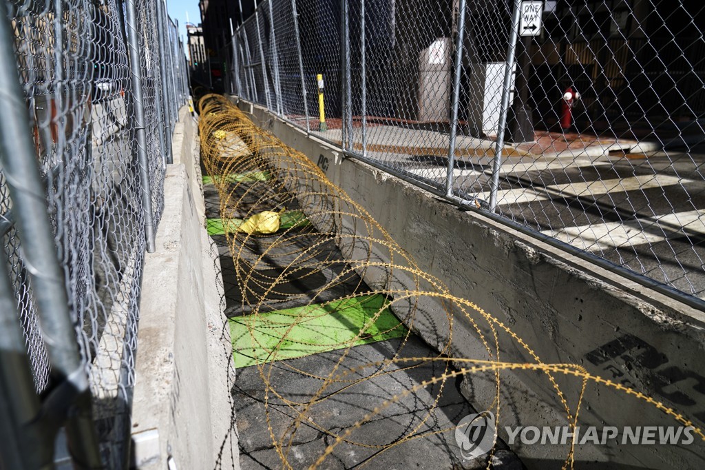 콘크리트 장벽과 철조망이 설치된 미니애폴리스 행정센터