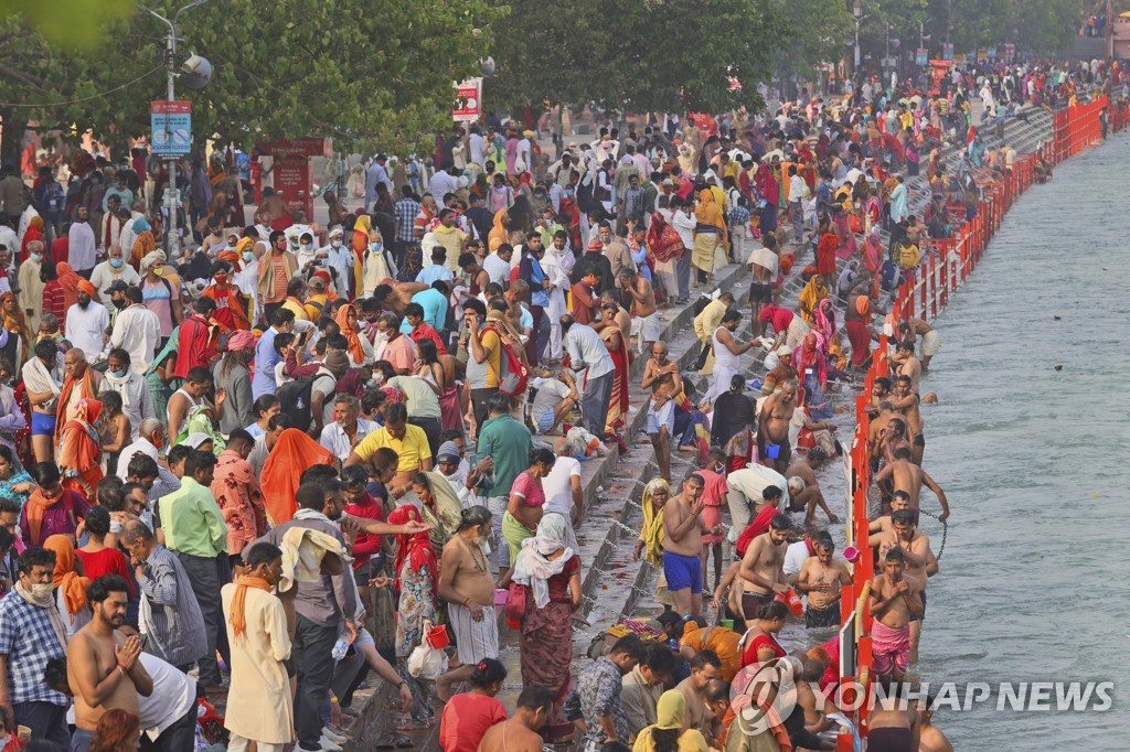 ′갠지스강에 몰린 인파′…인도 코로나19 악화 속 쿰브 축제