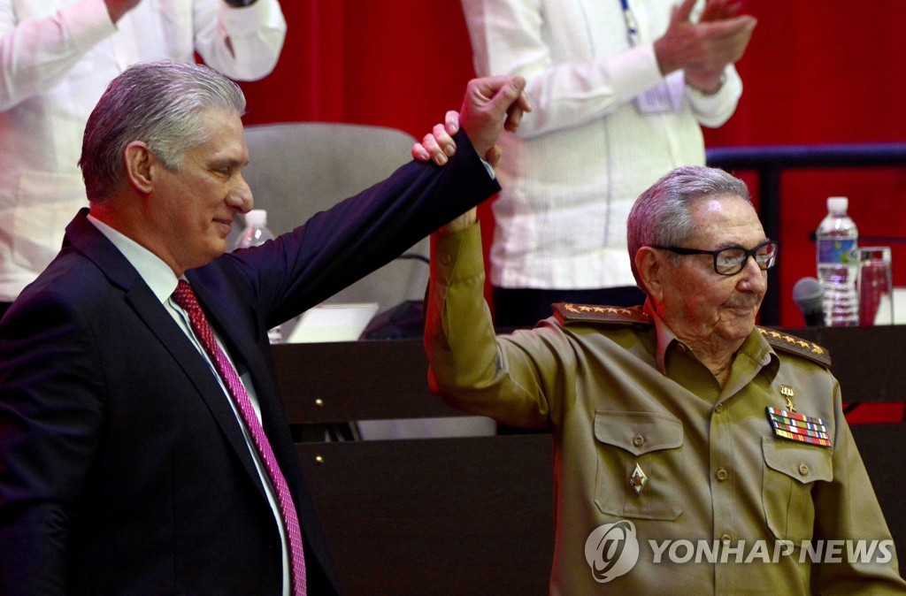 디아스카넬 쿠바 대통령(왼쪽)에게 당 총서기직 물려주는 라울 카스트로
