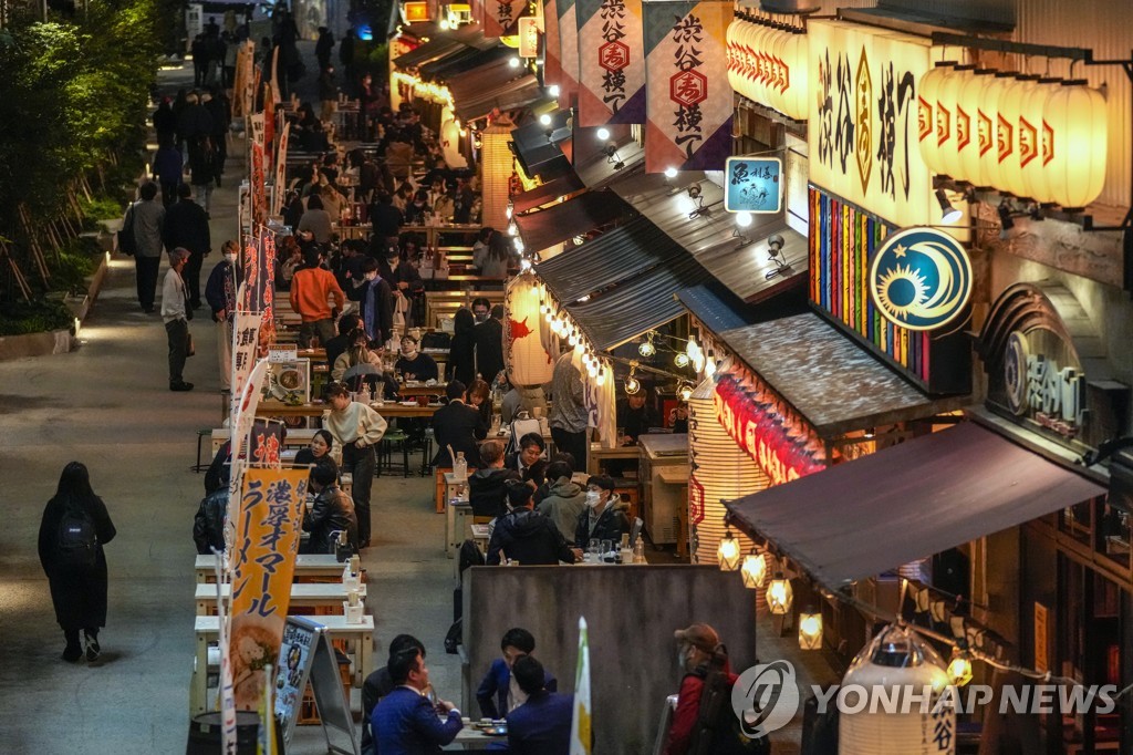 ′불 밝힌 거리′…일본, 식당 등 영업시간 제한 해제