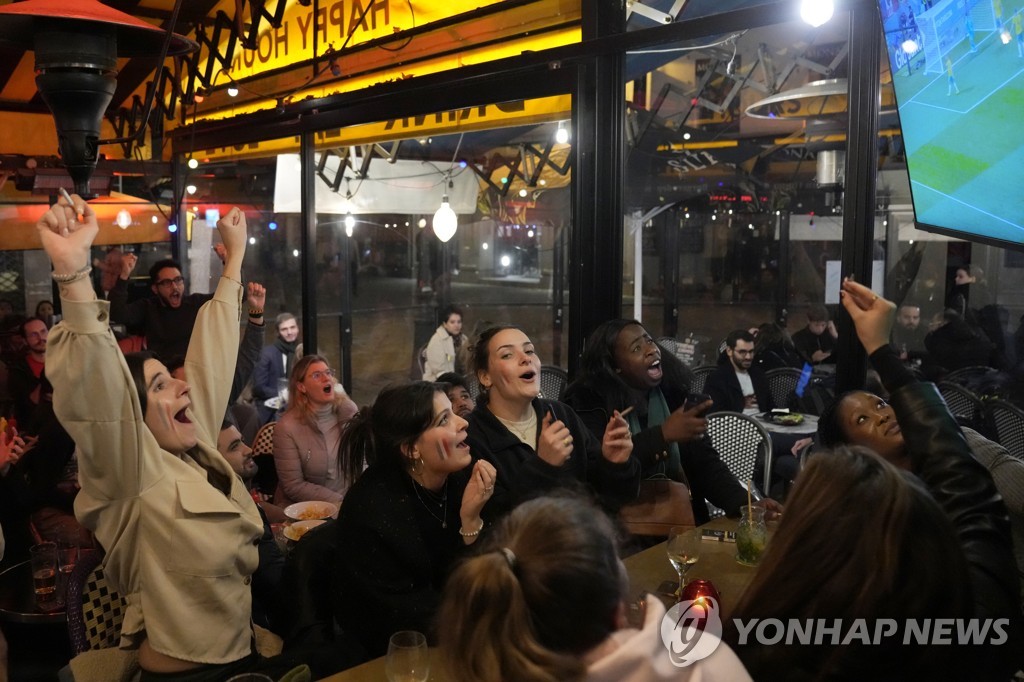 프랑스 파리의 술집에서 월드컵 중계를 보는 손님들