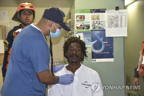 케첩과 마늘가루 먹으며 24일간 표류하다 구조